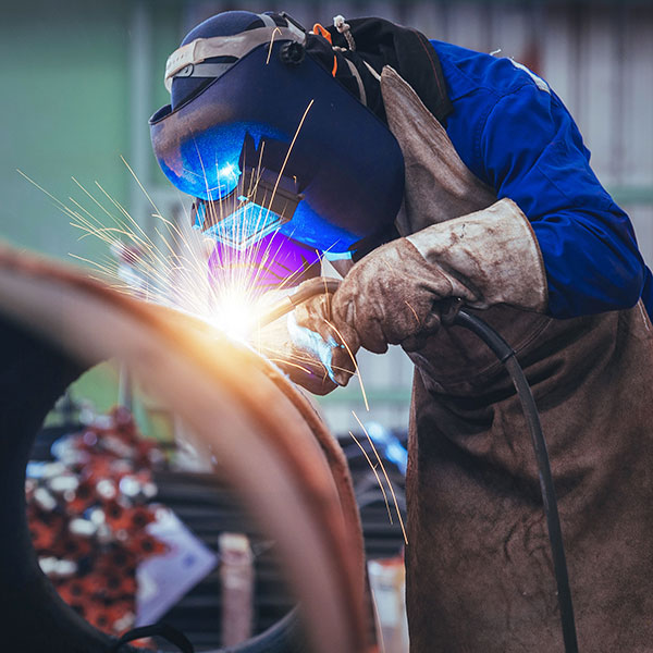 Industrial-engineer-wearing-safety-gear_1741165460_600x600.jpg