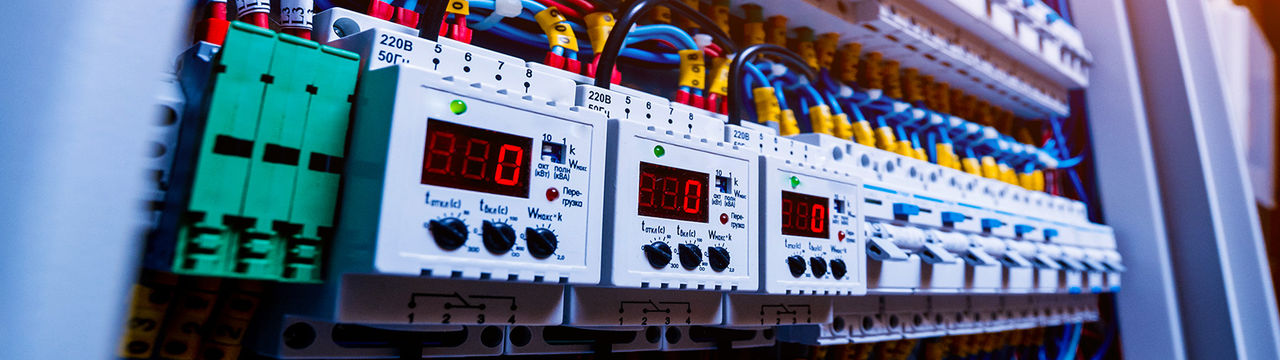 Voltage switchboard with circuit breakers