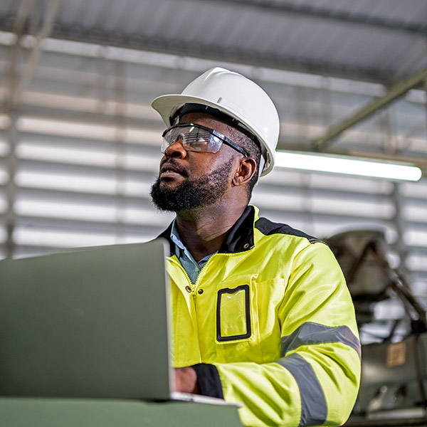 Engineer using real-time monitoring in automation factory.